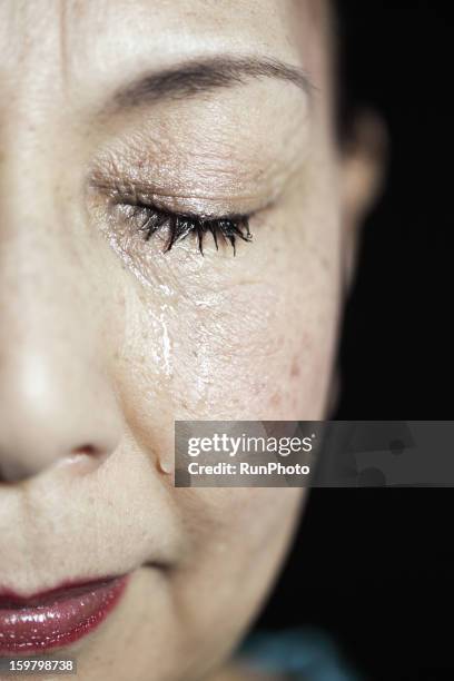 old aged woman crying - tear face photos et images de collection