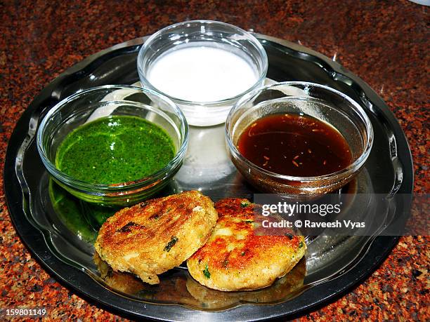 aloo tikki chaat - aloo tikki stock pictures, royalty-free photos & images