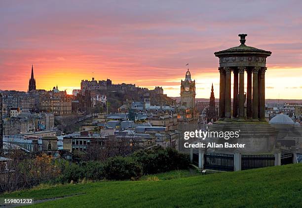 edinburgh from 'arthur's seat' at sunset - arthur's seat - fotografias e filmes do acervo