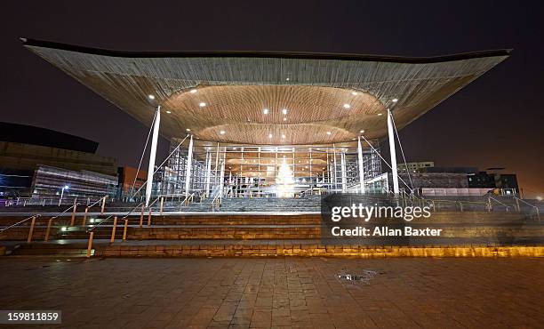 senedd, welsh parliament building at night - cardiff wales stock pictures, royalty-free photos & images