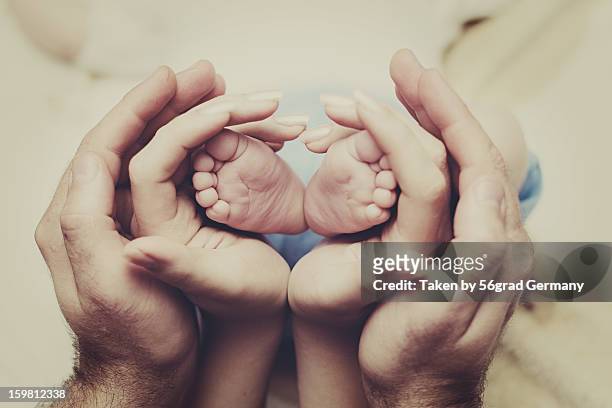 in safe hands, familie, family - mum dad and baby fotografías e imágenes de stock