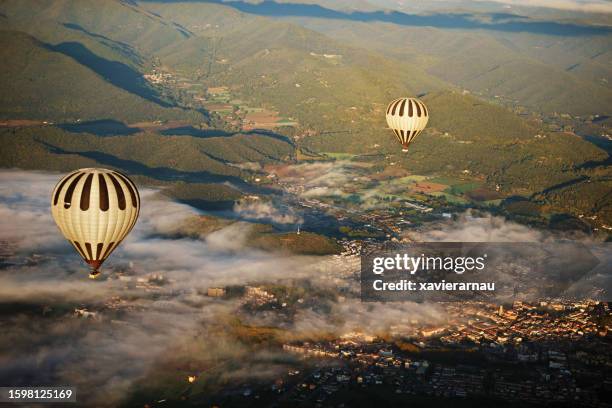 voyage en montgolfière au-dessus d’olot, capitale de la garrotxa - parc naturel de la zone volcanique de la garrotxa photos et images de collection
