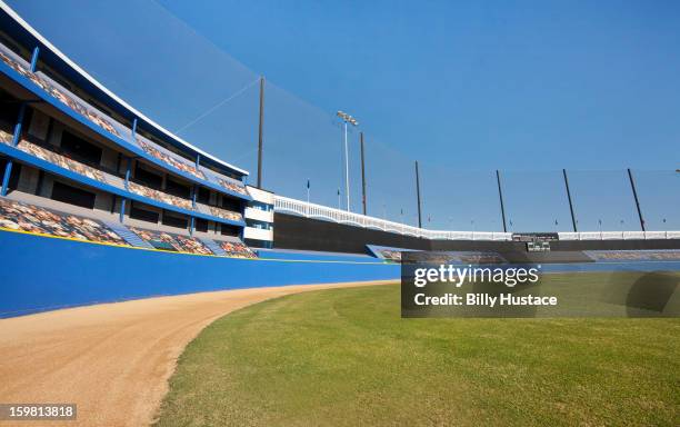 a baseball stadium with grass and dirt outfield - baseball stadium photos et images de collection