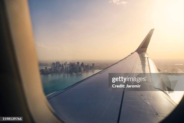 view through airplane window during landing over sea - perspectiva desde un avión fotografías e imágenes de stock