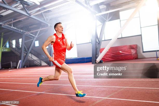 athlet mann, der auf der strecke läuft - sprint-sport-wettbewerbsform stock-fotos und bilder