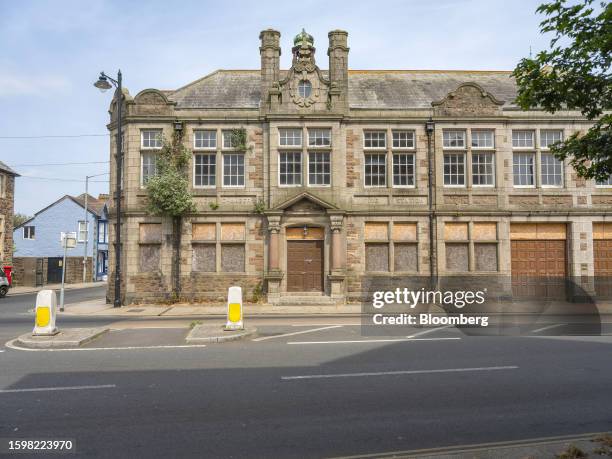 Council Building Windows 91,046 Corporate Building Windows Stock Photos, High-Res Pictures, and ...