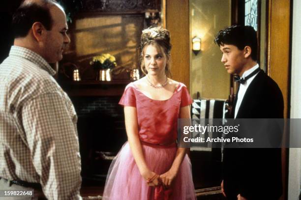 Larry Miller stands before Larisa Oleynik and Joseph Gordon-Levitt in a scene from the film '10 Things I Hate About You', 1999.