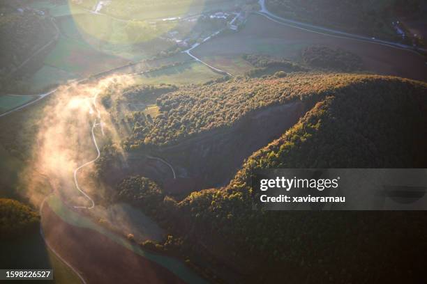 croscat, volcan de la garrotxa - parc naturel de la zone volcanique de la garrotxa photos et images de collection
