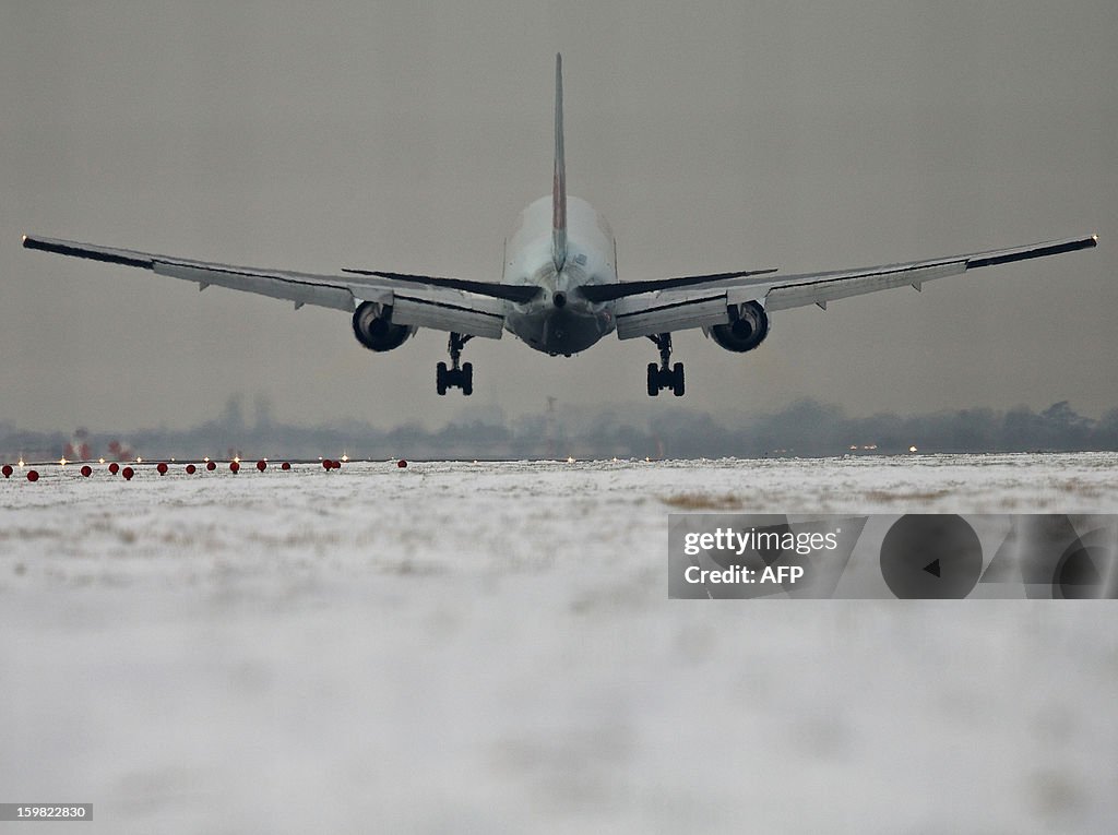 BRITAIN-WEATHER-TRANSPORT-AVIATION-SNOW