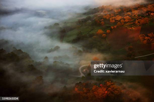 vue en plein angle sur la garrotxa et couleur des feuilles d’automne - parc naturel de la zone volcanique de la garrotxa photos et images de collection