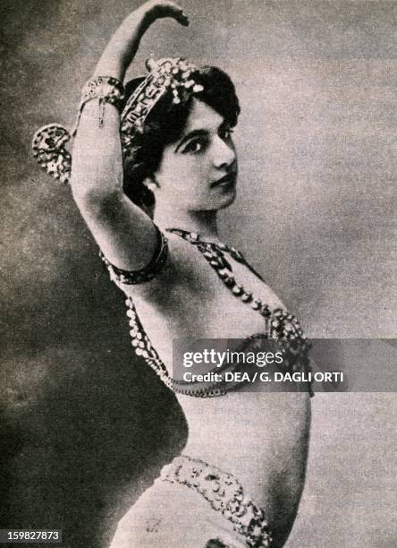 Mata Hari, pseudonym of Margaretha Geertruida Zelle , Dutch dancer and spy. Postcard. Paris, Hôtel Carnavalet