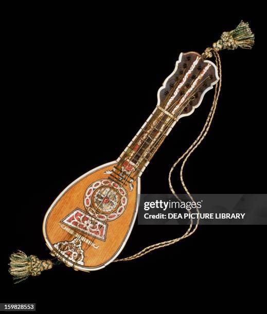 Mando Lo Instrument Mandola Photos and Premium High Res Pictures - Getty Images