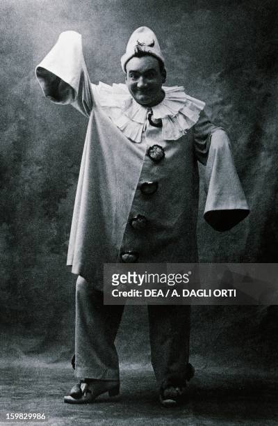 Enrico Caruso , Italian tenor, as Canio in I Pagliacci, by Ruggero Leoncavallo . Photographic portrait, 1910. Milano, Castello Sforzesco Civiche...