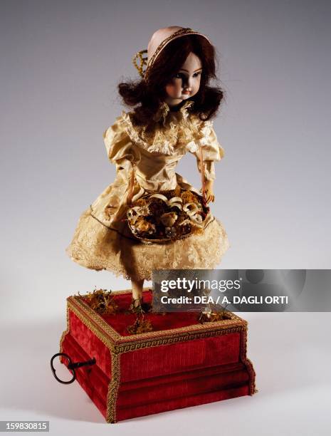 Music box with automaton of a girl picking flowers. 20th century. Savio, Museo Di Strumenti Musicali Meccanici Marino Marini