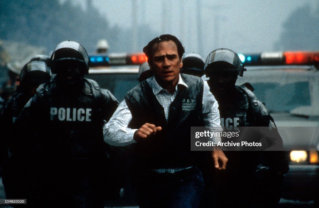 Tommy Lee Jones runs with the police behind him in a scene from the... News  Photo - Getty Images