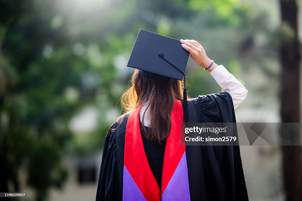 Mulher asiática feliz em seu dia de formatura