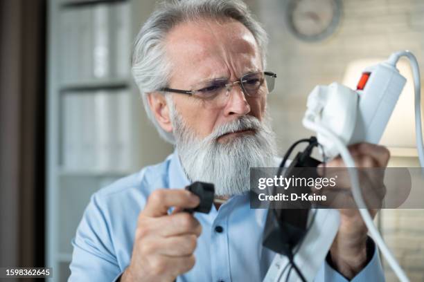 überfüllte power - steckerleiste stock-fotos und bilder