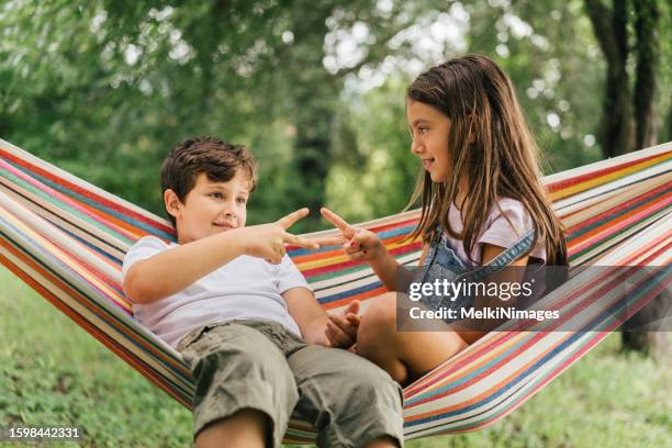 children playing rock paper scissors game - 10 11 jaar stockfoto's en -beelden