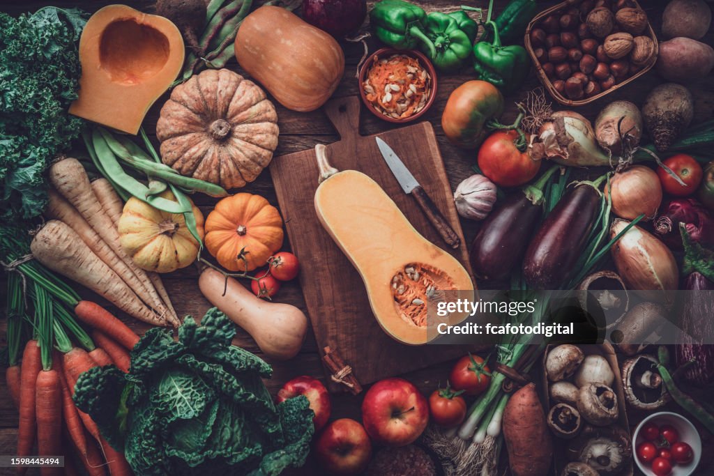 Vista cenital de una mesa llena de verduras frescas y saludables de otoño.