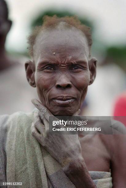 Portrait d'une vieille femme pris le 10 octobre près du village d'Akon dans une région du sud-Soudan contrôlée par les rebelles chrétiens et...