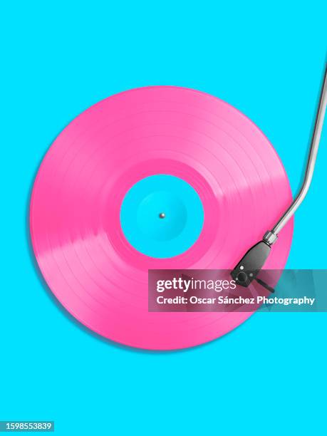 vinyl record in pink and light blue colors - record player fotografías e imágenes de stock