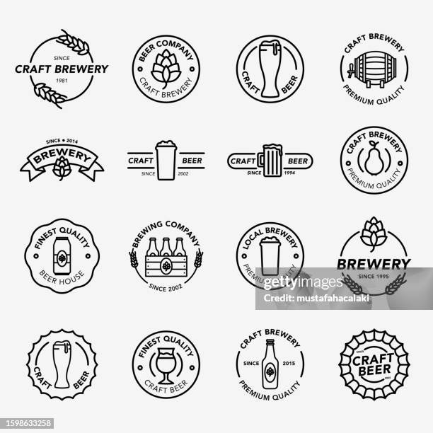 ilustraciones, imágenes clip art, dibujos animados e iconos de stock de insignias de cervecería artesanal de línea blanca y negra - artisanal food and drink