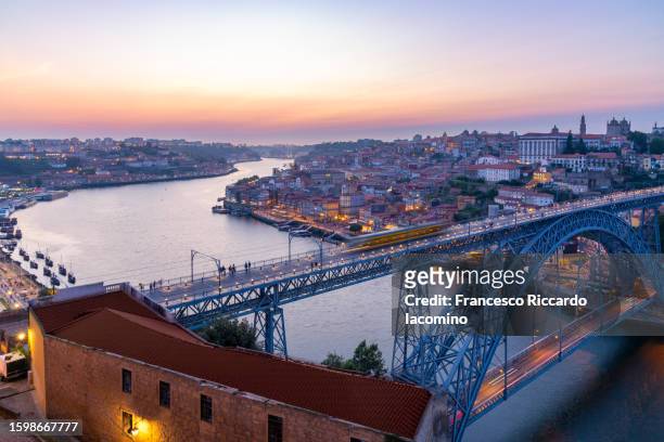 bridge dom luis i and douro river, porto, oporto (unesco world heritage), portugal - iacomino portugal stock-fotos und bilder
