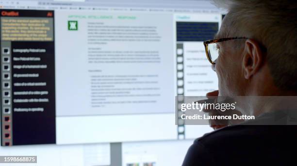 ki-chatbot-büro - old monitor computer stock-fotos und bilder