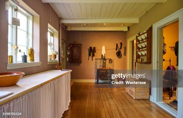 interno con cucina nel museo "carl nielsen's childhood home" a nr. lyndelse - odensa foto e immagini stock