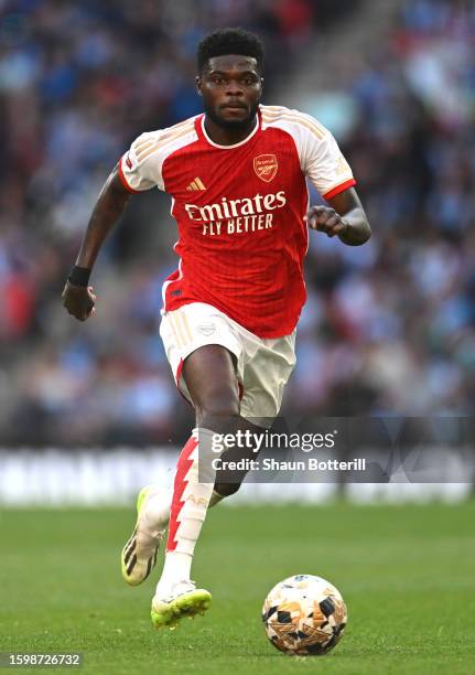 Thomas Partey of Arsenal runs with the ball during The FA Community Shield match between Manchester City against Arsenal at Wembley Stadium on August...