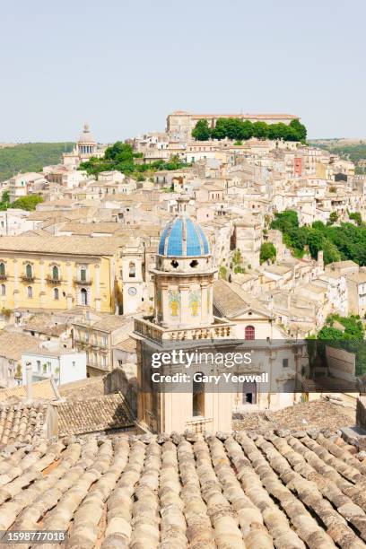 hill top city of ragusa in sicily - sicilië stockfoto's en -beelden