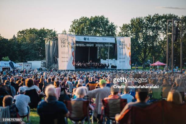 menschen, die sich ein open-air-konzert klassischer musik im ahuntsic park in montréal ansehen - klassische musik stock-fotos und bilder