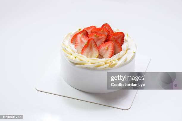 delicious cheesecake with fresh strawberries - gateau anniversaire fond blanc photos et images de collection