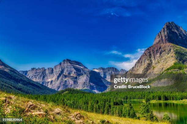 swiftcurrent lake and grinnel point in  glacier national park- montana - us glacier national park stockfoto's en -beelden