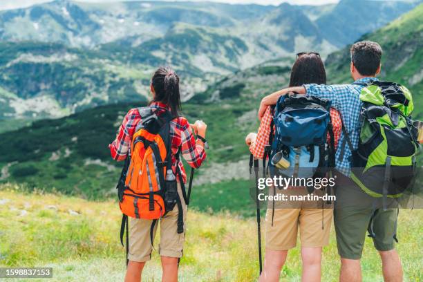 friends hiking - outdoor activity stock pictures, royalty-free photos & images