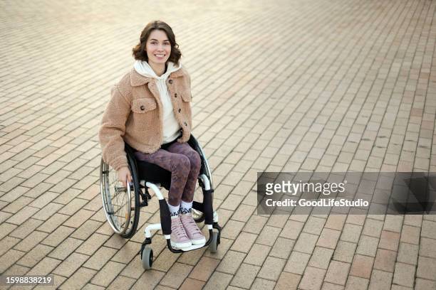 young woman in a wheelchair - paraplegic woman 個照片及圖片檔