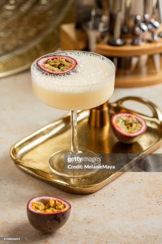 Maracuja-Martini-Drink Cocktail cremiger Aperitif mit frischem Obst