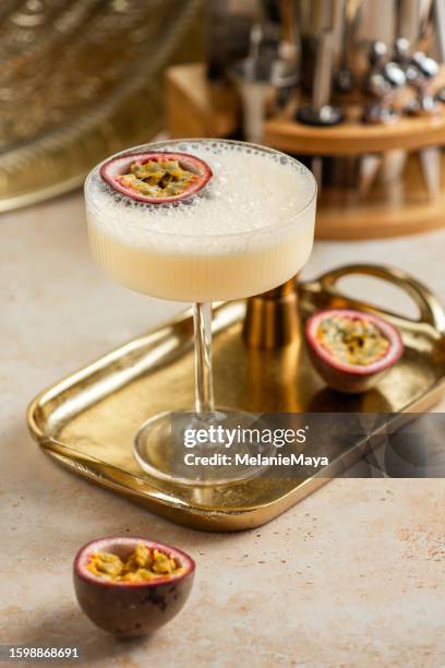 maracuja-martini-drink cocktail cremiger aperitif mit frischem obst - foodstyling stock-fotos und bilder
