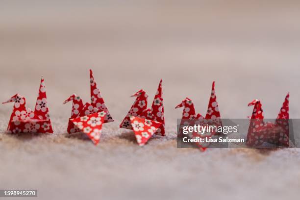 a row of paper cranes - origami a forma di gru foto e immagini stock