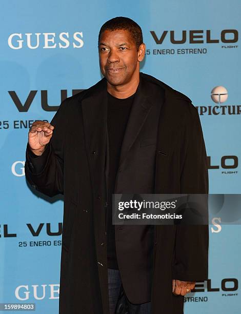 Actor Denzel Washington attends the premiere of 'El Vuelo' at Capitol Cinema on January 22, 2013 in Madrid, Spain.