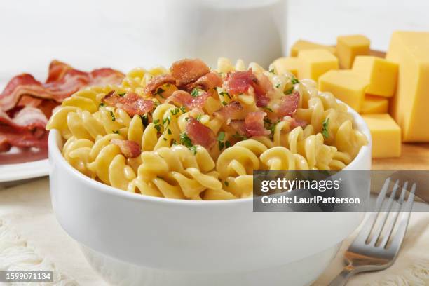 velvety mac and cheese with crispy bacon - crispy bacon stock pictures, royalty-free photos & images