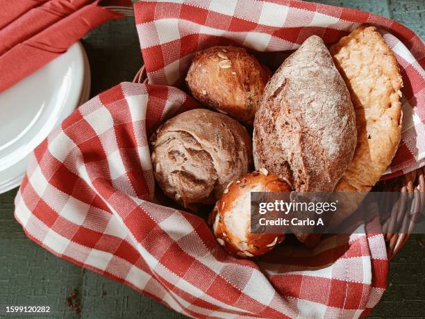 variation of homemade bread at restaurant - pão de leite imagens e fotografias de stock