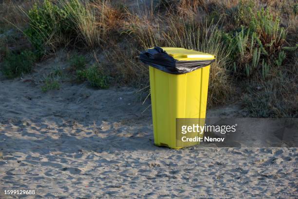 image of a garbage disposal container - can beach sun photos et images de collection