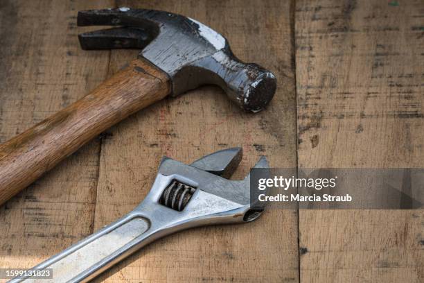 workman"s tools on wooden background - établi photos et images de collection