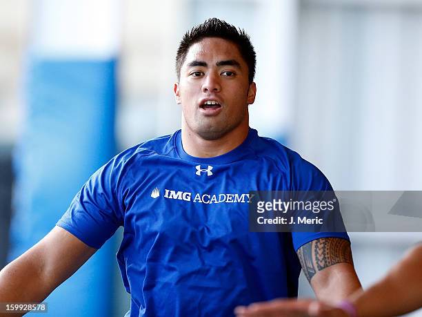 Linebacker Manti Te'o of the Notre Dame Fighting Irish works out at IMG Academy on January 23, 2013 in Bradenton, Florida.