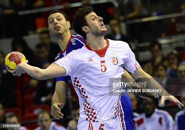 Croatia's centre back Domagoj Duvnjak shoots past France's left wing Jerome Fernandez during the 23rd Men's Handball World Championships quarterfinal...