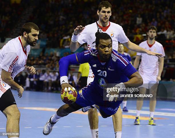 France's pivot Cedric Sorhaindo shoots past Croatia's pivot Zeljko Musa and Croatia's left back Jakov Gojun during the 23rd Men's Handball World...