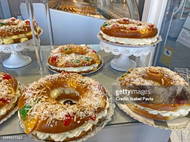 close-up of epiphany cakes at showcase - rosca-de-reyes stock pictures, royalty-free photos & images