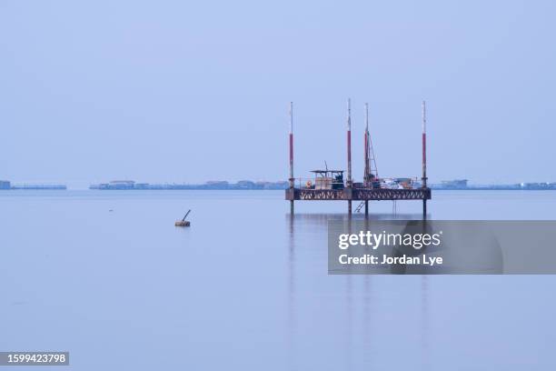 jack up barge - anrempeln stock-fotos und bilder