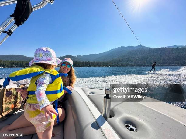 familien-wakeboards auf dem lake tahoe - wasserskifahren stock-fotos und bilder